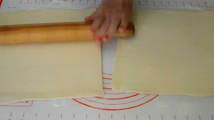Abaisser la pâte pour faire des enveloppes