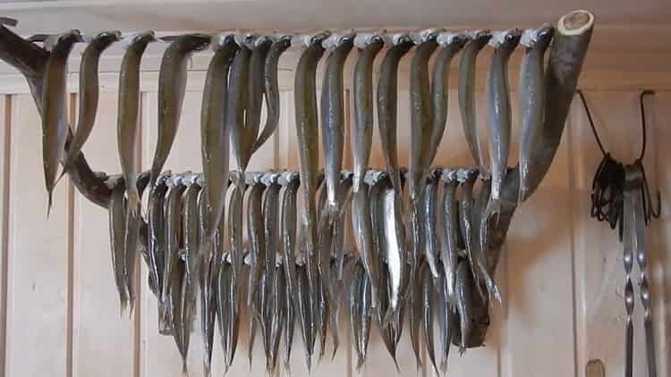 Dry the fish to make dried smelt