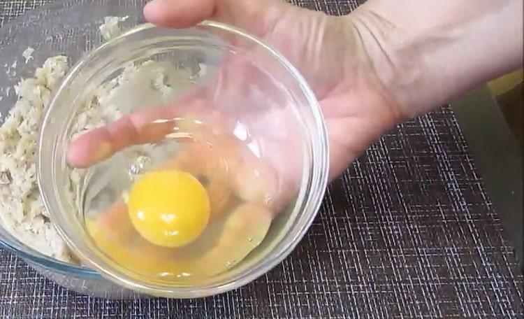 Para hacer chuletas de burbot, batir el huevo