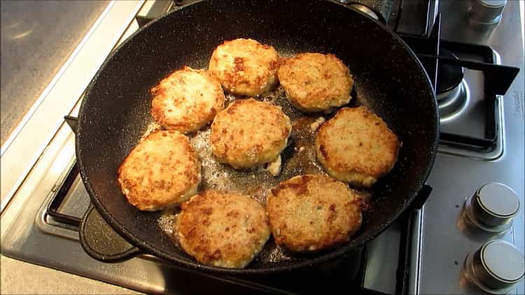 Para hacer chuletas de burbot, freír las hamburguesas