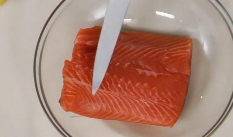 Da biste kuhali crvenu ribu u pećnici, izrežite ribu