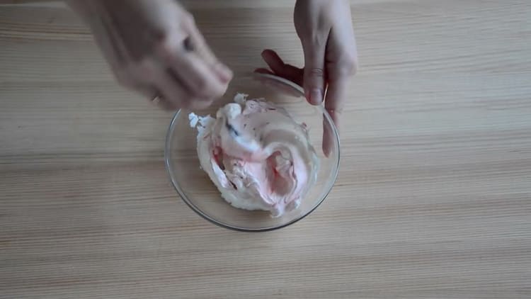 Pour préparer la crème, mélanger les ingrédients avec du colorant