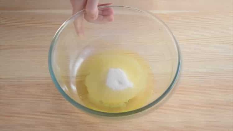 Para preparar la crema, mezcle las proteínas con el azúcar.