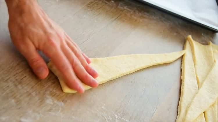 Pour faire des croissants, couper la pâte