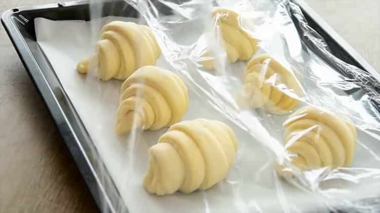 Para hacer croissants, cubra la masa con papel de aluminio.