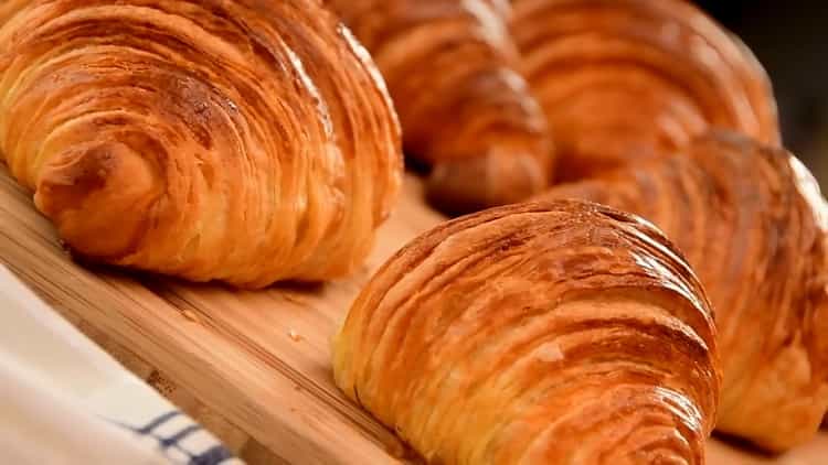 croissants de pâte feuilletée prêts