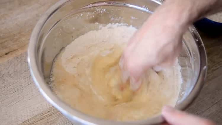 Mélanger les ingrédients pour le croissant.