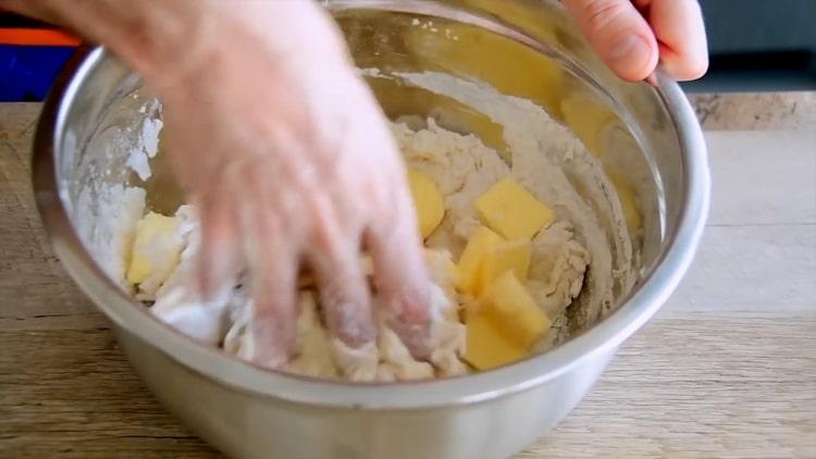 Pétrir la pâte pour faire des croissants