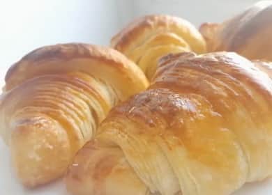 De vrais croissants de pâte feuilletée