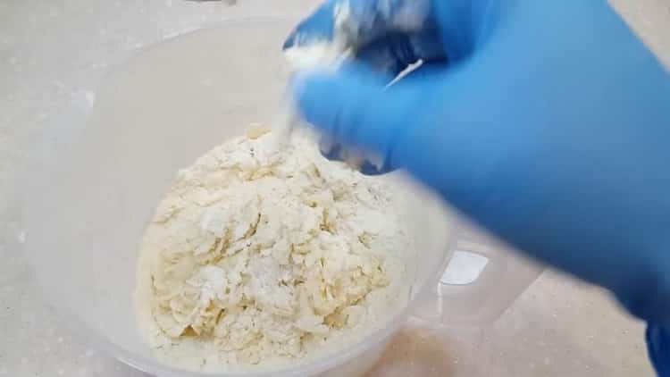 Za izradu kroasana od lisnatog tijesta pripremite brašno