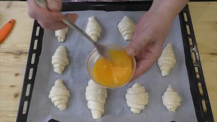Croissants étape par étape avec du lait condensé avec photo