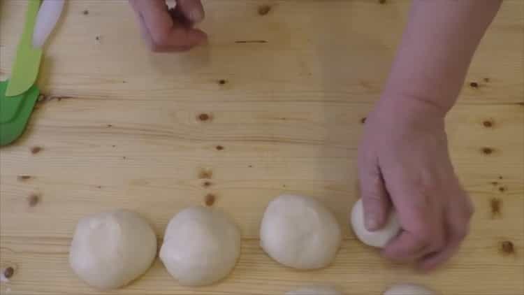 For the preparation of croissants with condensed milk, divide the dough