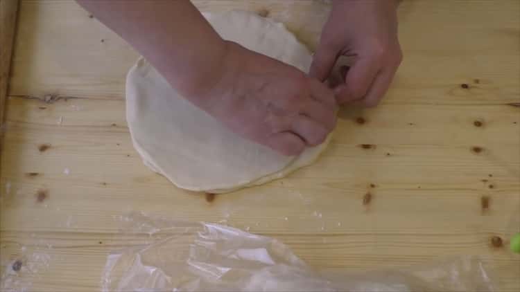 Pour préparer des croissants au lait concentré, posez la pâte en couches