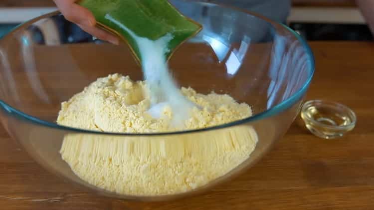 Para hacer tortillas de maíz, prepare los ingredientes.