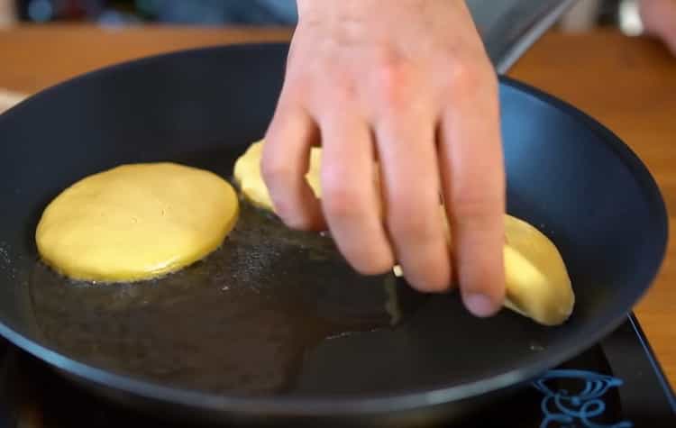 Upang makagawa ng mga tortang mais, i-preheat ang kawali