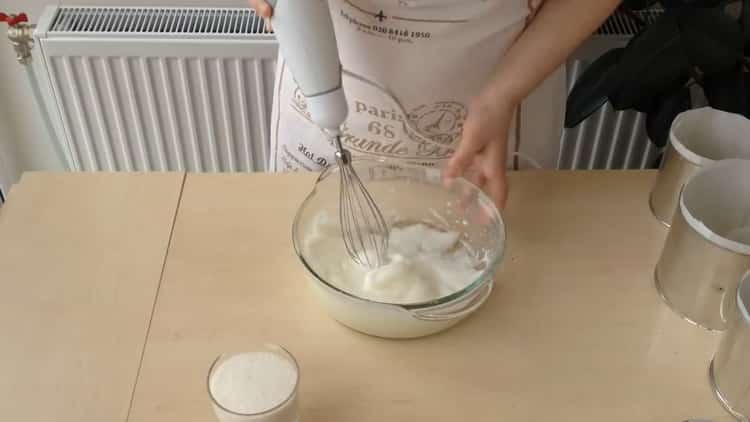 Battre les blancs pour faire un gâteau