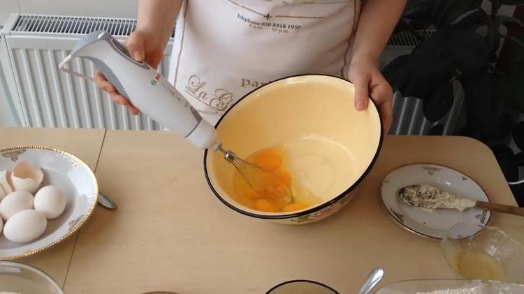 Pour faire un gâteau, battre les oeufs