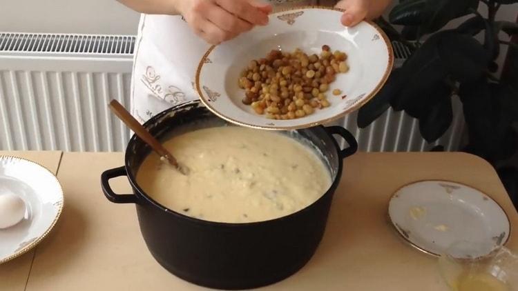 Ajouter des raisins secs pour faire un gâteau