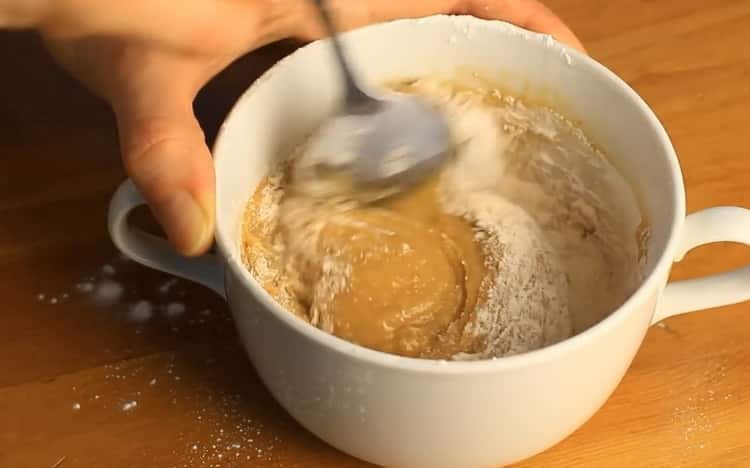 Para preparar un pastel sin levadura en kéfir, prepare un relleno