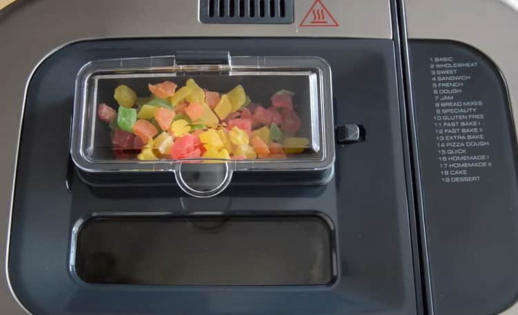 Mettez des fruits confits pour faire un gâteau