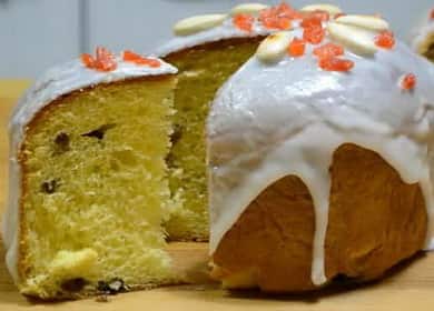 Gâteau de Pâques sur une pâte à choux avec du glaçage au sucre