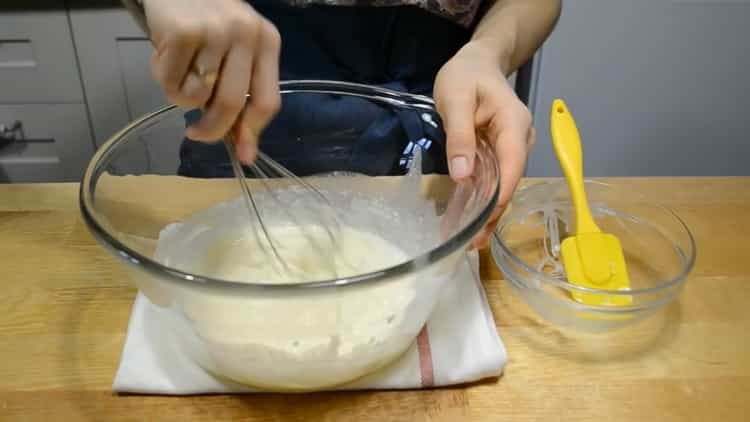 Da biste napravili kolač od višanja, napravite tijesto