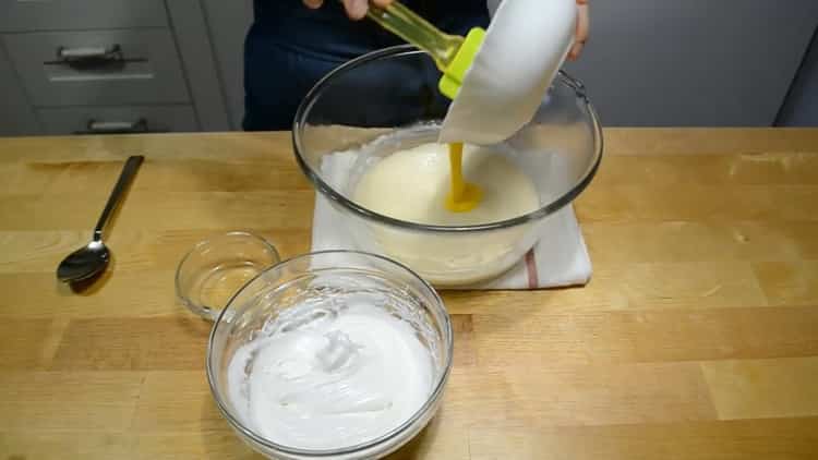 Combinez les ingrédients pour faire un gâteau à la crème
