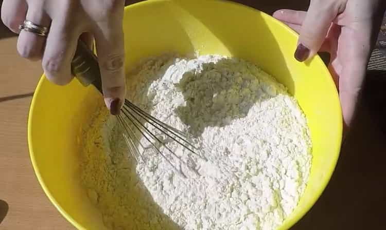 Para preparar un pastel sobre las yemas, prepare los ingredientes.