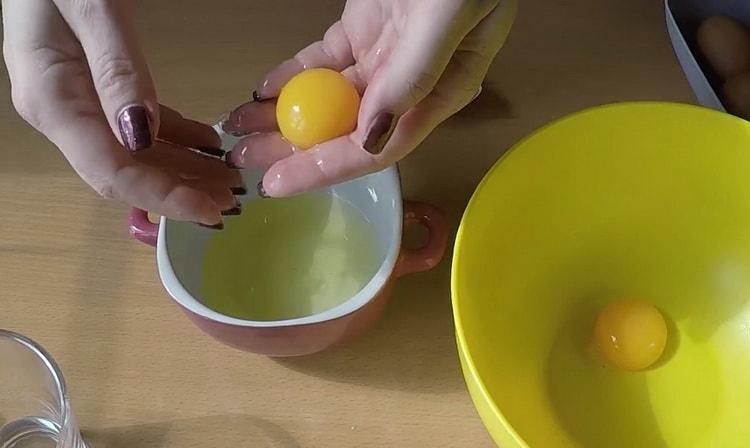 To prepare a cake on yolks, mix the ingredients