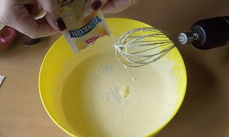 Da biste napravili kolač na žumanjke, prosijte brašno