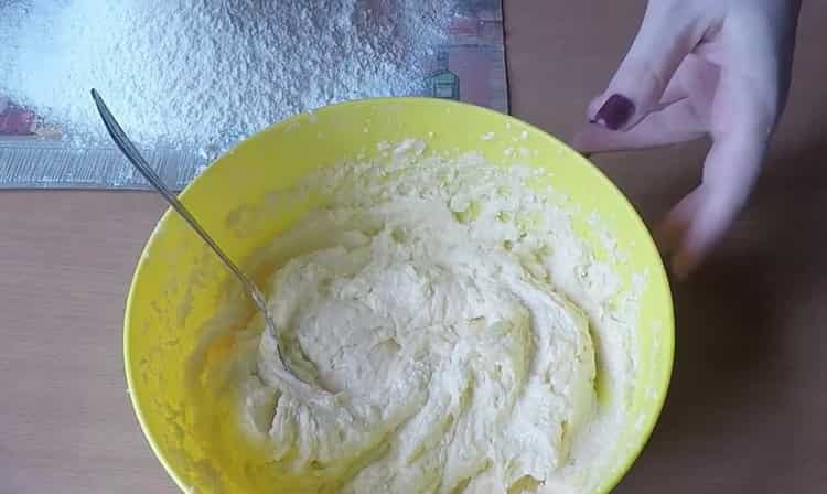 Para preparar un pastel sobre las yemas mezcle los ingredientes