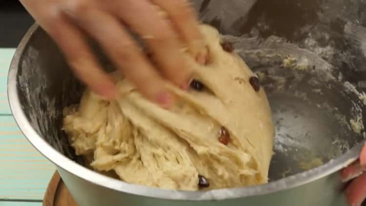 Pour faire un gâteau sur du yaourt, tamiser la farine