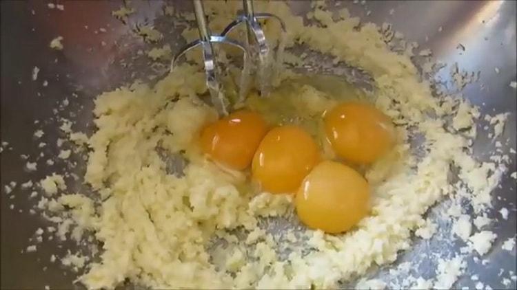 Para preparar el pastel de Pascua para el rey, agregue los huevos.
