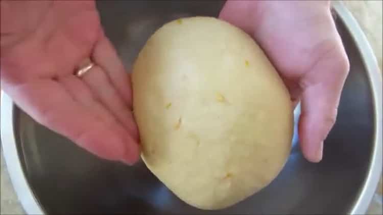 To prepare the Easter cake for the king, make a dough