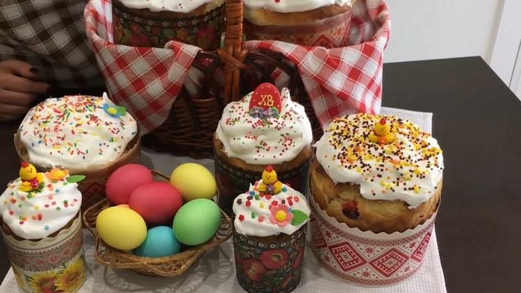 Délicieux gâteau de Pâques au zeste et aux fruits confits