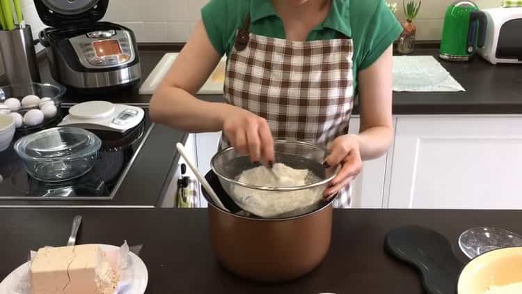 Pour faire un gâteau aux fruits confits, mélangez les ingrédients