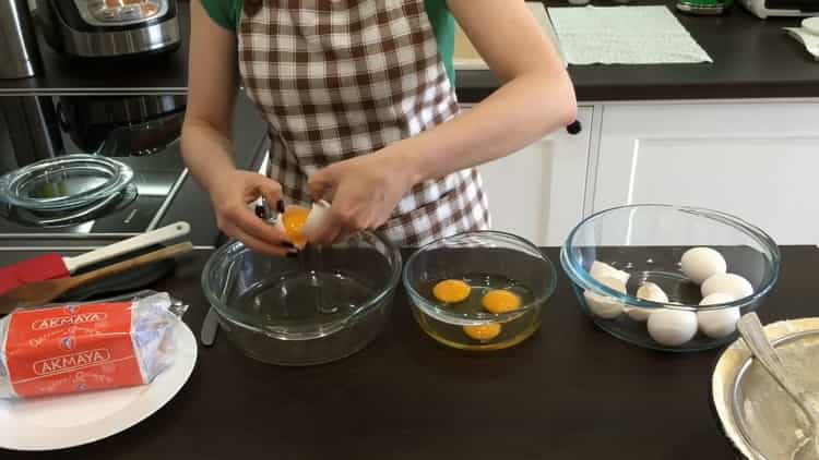 Pour faire un gâteau aux fruits confits, séparez le belkt des jaunes