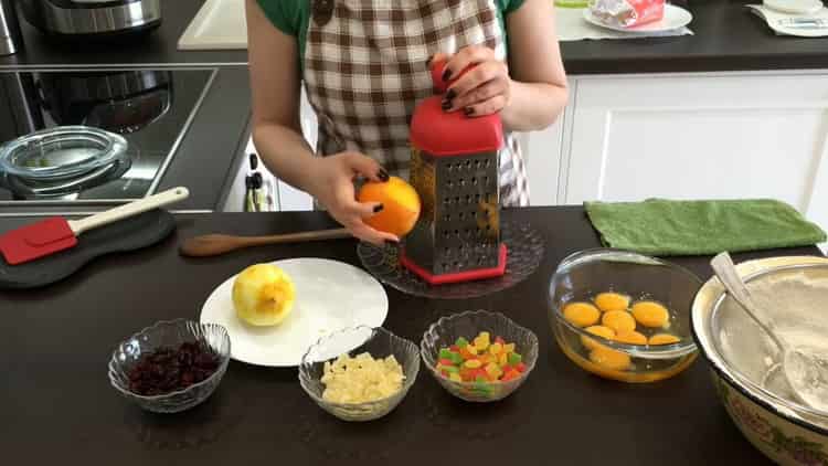 Pour faire un gâteau aux fruits confits, préparez le zeste