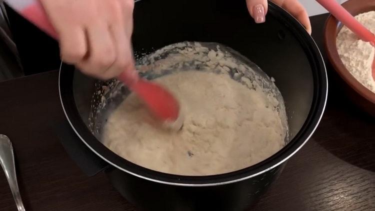 Para hacer un pastel en una olla de cocción lenta, mezcle los ingredientes.