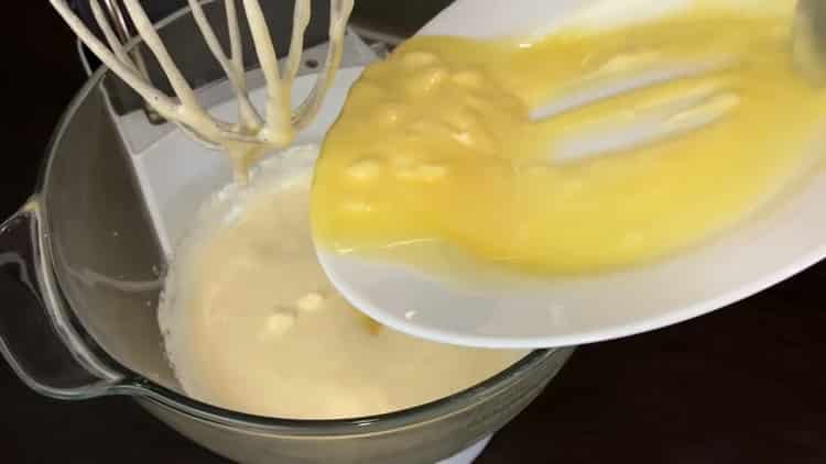 Para hacer un pastel en una olla de cocción lenta, mezcle los ingredientes.