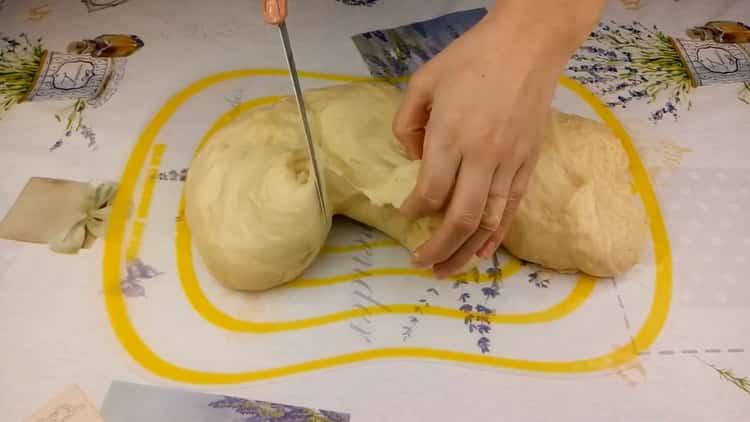 Pour faire des gâteaux sur la crème sure, couper la pâte