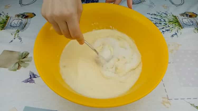 Para cocinar pasteles con crema agria, mezcle los ingredientes