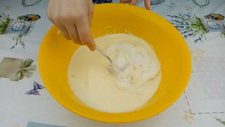 Pour faire cuire des gâteaux sur de la crème sure, mélanger les ingrédients