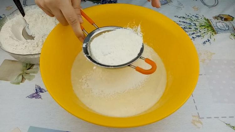 Za kuhanje kolača na kiselom vrhnju prosijte brašno