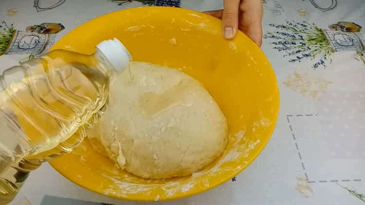 Para cocinar pasteles con crema agria, amase la masa