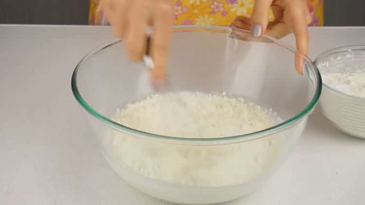 Para preparar blancos perezosos con carne picada, tamizar la harina