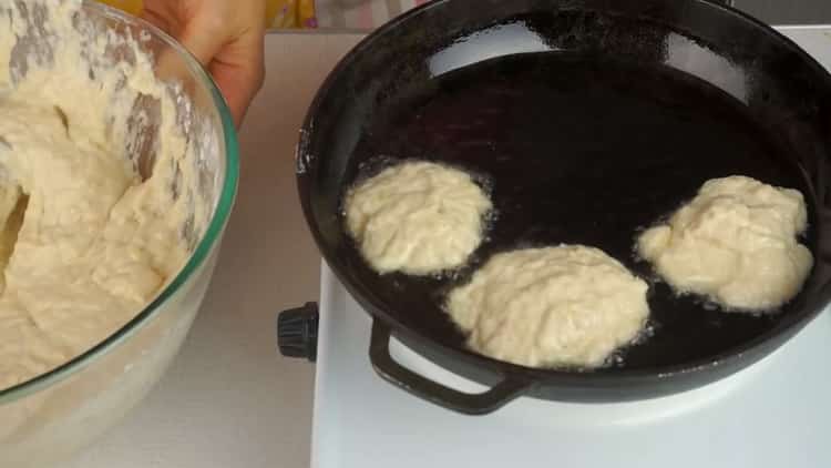 To cook lazy whites with minced meat, heat oil