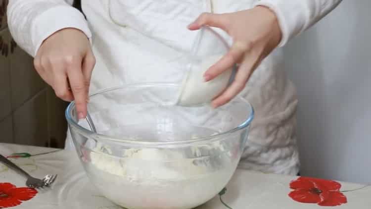 Tamiser la farine pour faire des boulettes paresseuses