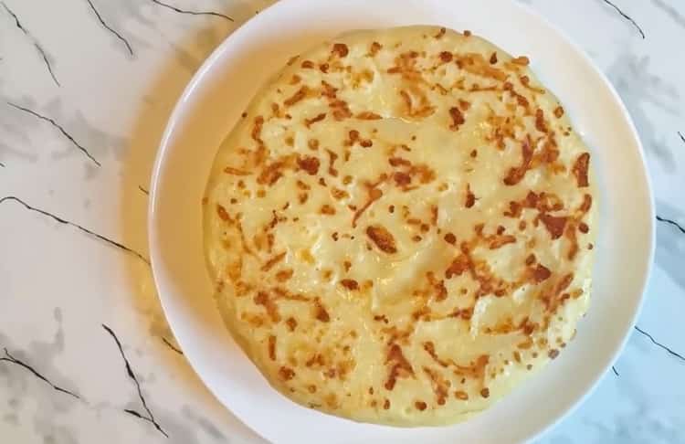 Khachapuri paresseux avec du fromage dans une casserole selon une recette pas à pas avec photo