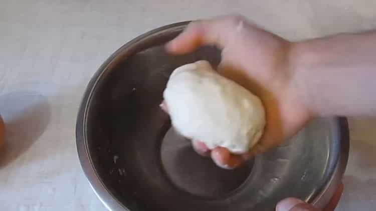 Pour faire des gâteaux plats au lieu de pain, pétrir la pâte dans une casserole